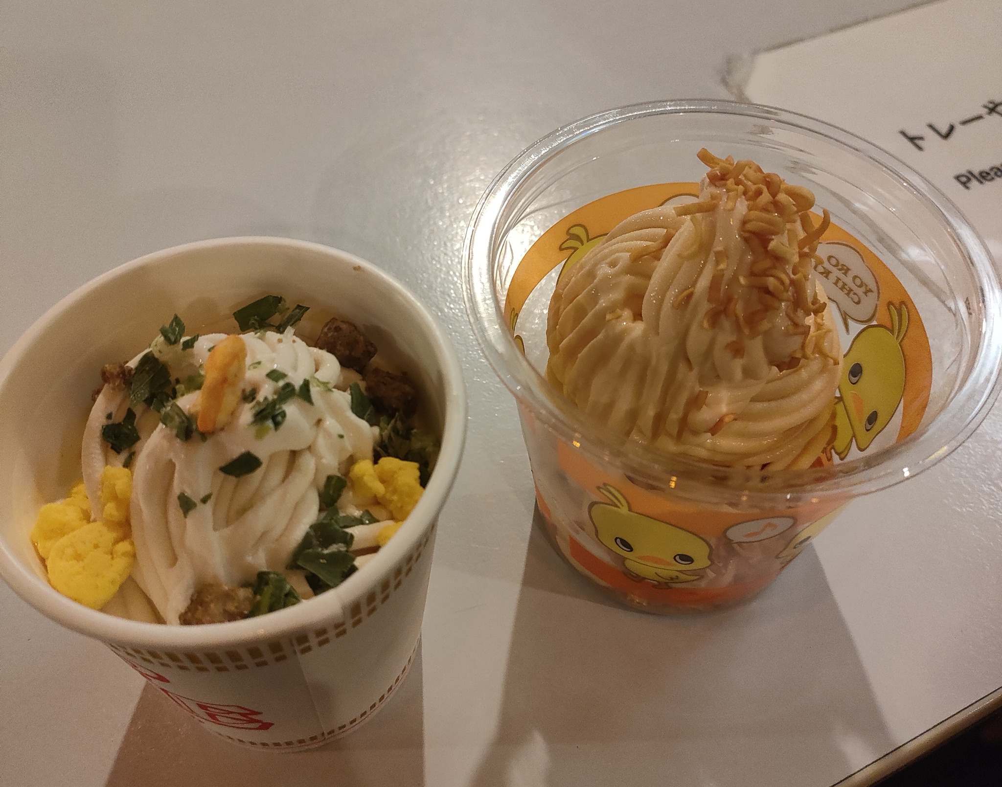 カップヌードル味とチキンラーメン味のソフトクリーム